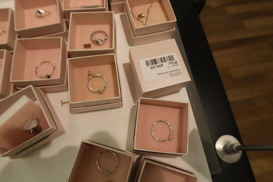 Udstillingspodie med div. Smykker m.m.