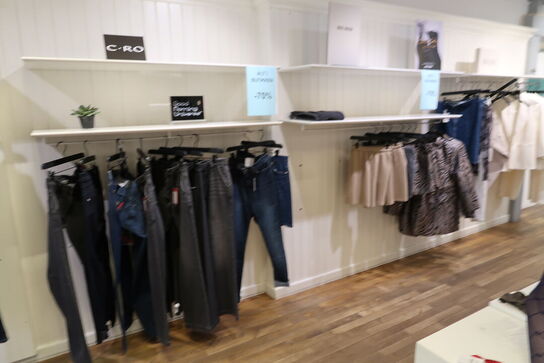 Div. Tøj bl.a. cowboybukser, shorts, strømpebukser, blazere, sko, skjoler m.m. 