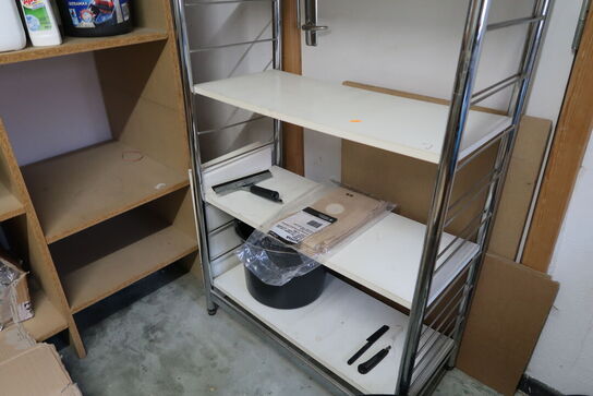 Reol med div. Håndklæder, rengøringsmidler m.m.