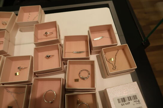 Udstillingspodie med div. Smykker m.m.