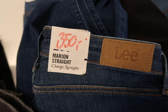 Div. Tøj bl.a. cowboybukser, shorts, strømpebukser, blazere, sko, skjoler m.m. 