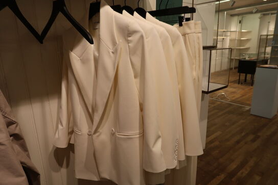 Div. Tøj bl.a. cowboybukser, shorts, strømpebukser, blazere, sko, skjoler m.m. 