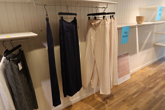 Div. Tøj bl.a. cowboybukser, shorts, strømpebukser, blazere, sko, skjoler m.m. 