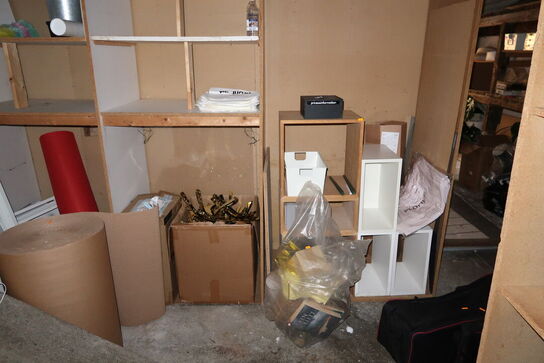 Bøjler, pakkeemballage, reoler, kasse med LED spots INTERLIGHT m.m.