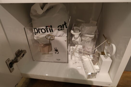 Udstillingspodie med div. Smykker m.m.