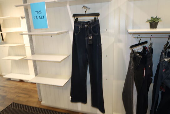 Div. Tøj bl.a. cowboybukser, shorts, strømpebukser, blazere, sko, skjoler m.m. 