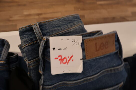 Div. Tøj bl.a. cowboybukser, shorts, strømpebukser, blazere, sko, skjoler m.m. 