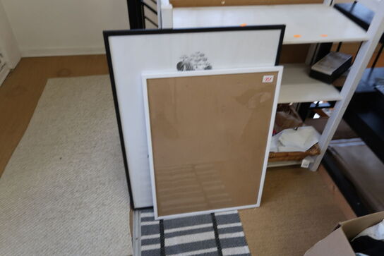 Reol samt 2 stk. plakater