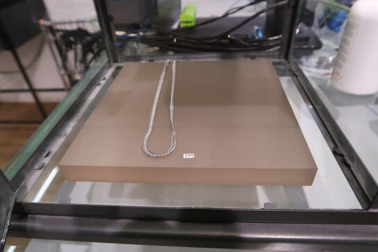 Udstillingskasse med div. Smykker