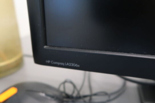 Computerskærm HP Compaq LA2306x samt mus 