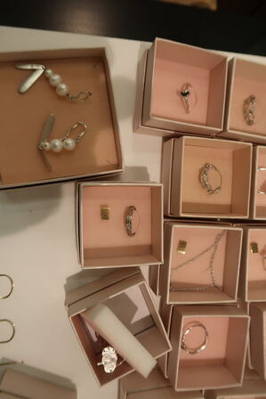 Udstillingspodie med div. Smykker m.m.