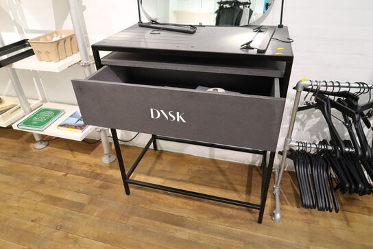 Reol/skab samt tøjstativ med div. Bøjler