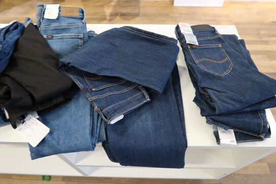 Div. Tøj bl.a. cowboybukser, shorts, strømpebukser, blazere, sko, skjoler m.m. 