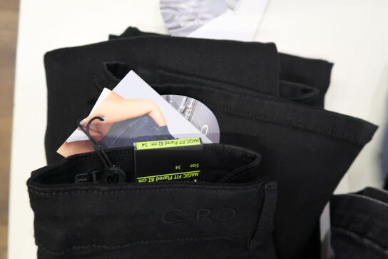 Div. Tøj bl.a. cowboybukser, shorts, strømpebukser, blazere, sko, skjoler m.m. 