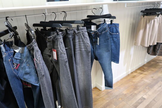 Div. Tøj bl.a. cowboybukser, shorts, strømpebukser, blazere, sko, skjoler m.m. 