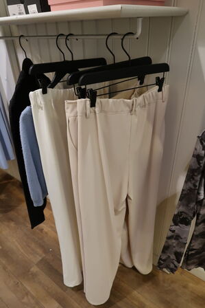 Div. Tøj bl.a. cowboybukser, shorts, strømpebukser, blazere, sko, skjoler m.m. 