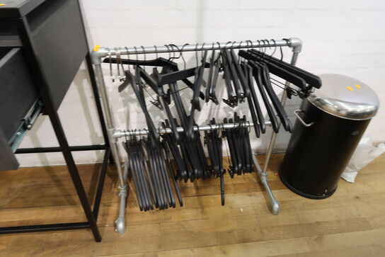 Reol/skab samt tøjstativ med div. Bøjler