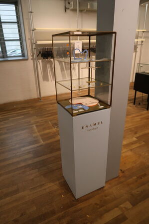 Udstillingspodie med div. Smykker m.m.