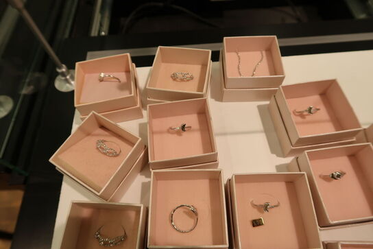 Udstillingspodie med div. Smykker m.m.