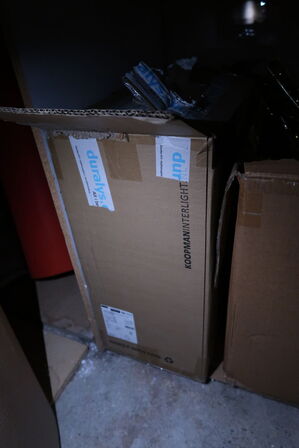 Bøjler, pakkeemballage, reoler, kasse med LED spots INTERLIGHT m.m.