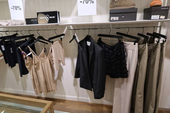 Div. Tøj bl.a. cowboybukser, shorts, strømpebukser, blazere, sko, skjoler m.m. 