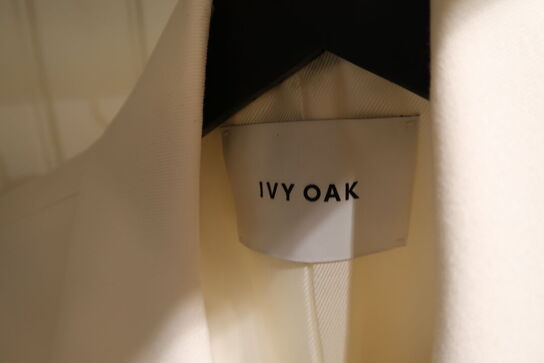 Div. Tøj bl.a. cowboybukser, shorts, strømpebukser, blazere, sko, skjoler m.m. 