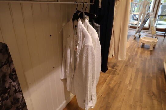 Div. Tøj bl.a. cowboybukser, shorts, strømpebukser, blazere, sko, skjoler m.m. 