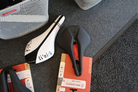 Cykelkurv med 7 stk. sadler SPECIALIZED, FIZIK m.fl.