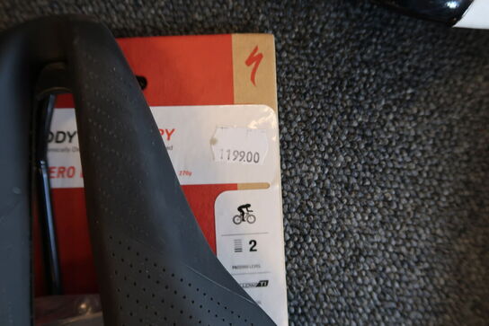 Cykelkurv med 7 stk. sadler SPECIALIZED, FIZIK m.fl.