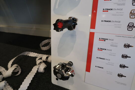 Stativ med 4 stk. pedaler LOOK
