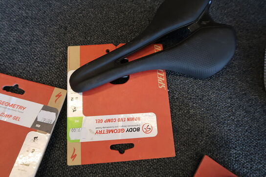 Cykelkurv med 7 stk. sadler SPECIALIZED, FIZIK m.fl.