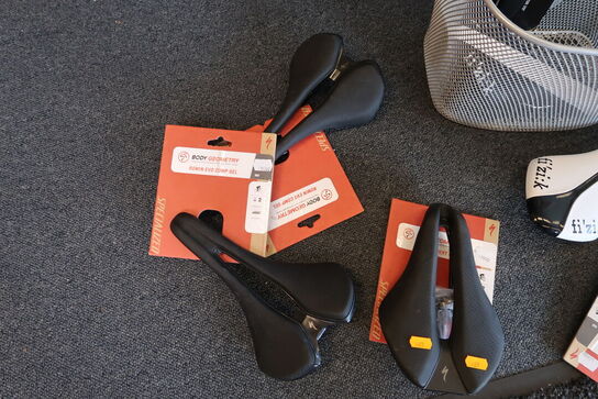 Cykelkurv med 7 stk. sadler SPECIALIZED, FIZIK m.fl.