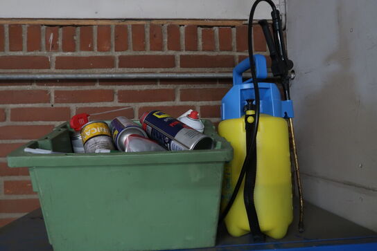 Værkstedsskab med indhold 