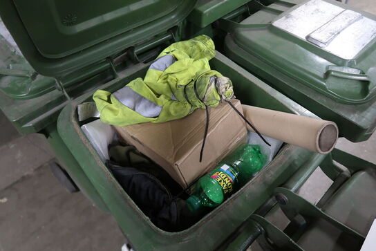 5 stk. Skraldespande med indhold 