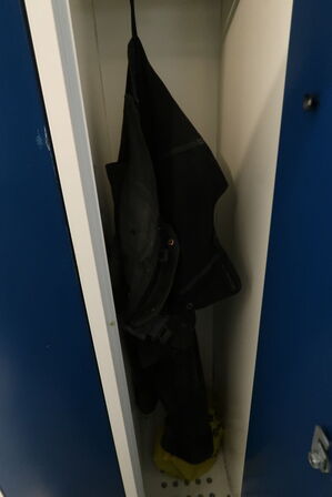 2 stk. Omklædningsskabe, bænk samt indhold i skabe 