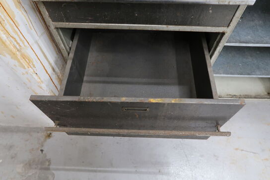 4 stk. Metalskabe med indhold 