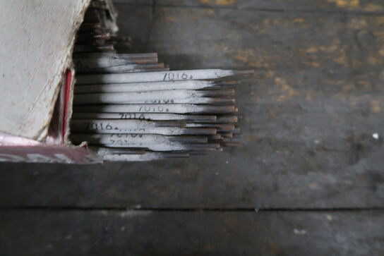 Stort parti bor og svejsetråd 