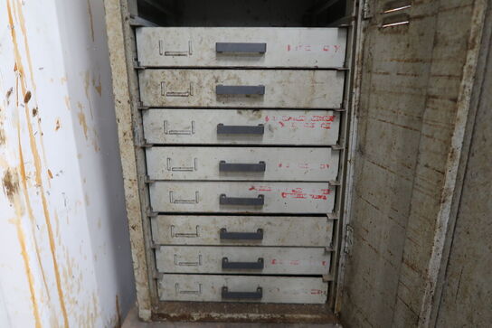 4 stk. Metalskabe med indhold 