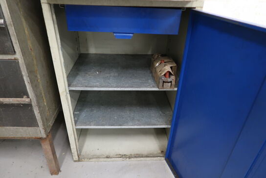 4 stk. Metalskabe med indhold 