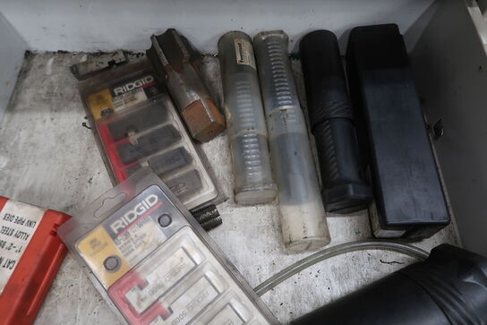 4 stk. Metalskabe med indhold 