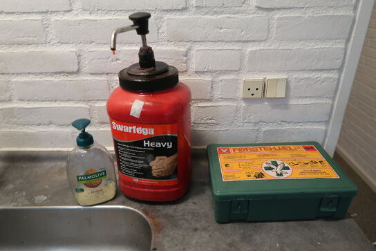 2 stk. Omklædningsskabe, bænk samt indhold i skabe 