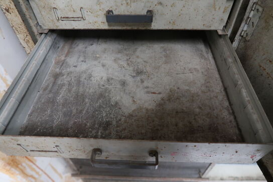 4 stk. Metalskabe med indhold 