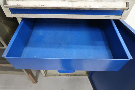 4 stk. Metalskabe med indhold 