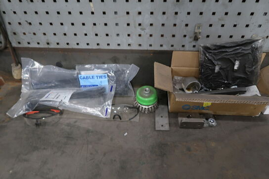 Arbejdsbord med skuffer & værkstedstavle 