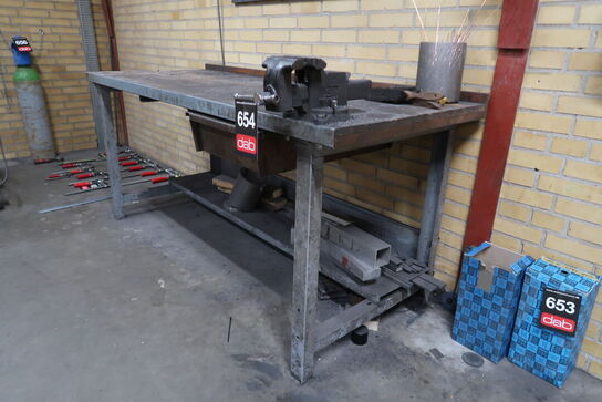 Arbejdsbord med skruestik & værkstedstavle 