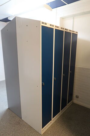 2 stk. Omklædningsskabe, bænk samt indhold i skabe 