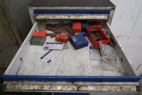 4 stk. Metalskabe med indhold 