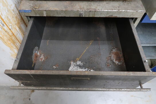 4 stk. Metalskabe med indhold 