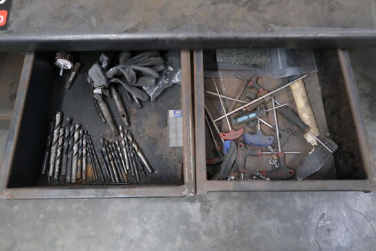 Arbejdsbord med skuffer & værkstedstavle 