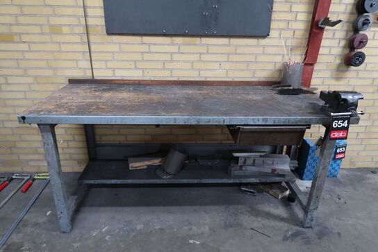 Arbejdsbord med skruestik & værkstedstavle 